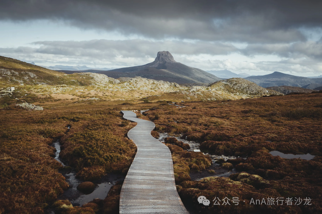 Cradle Mountain boardwalk and alpine scenery