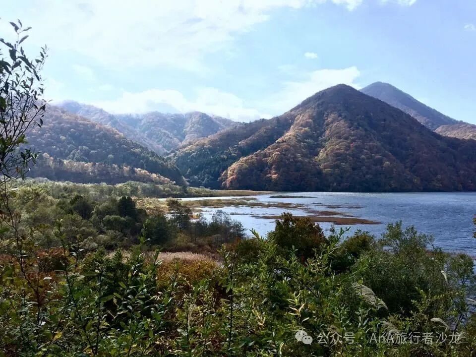 Tasmanian lake and mountains